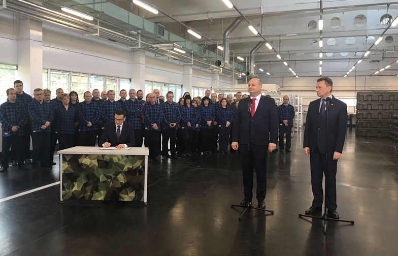 Premier Mateusz Morawiecki i minister obrony Mariusz Błaszczak odwiedzili w środę zakład Polskiej Grupy Zbrojeniowej w Skarżysku-Kamiennej