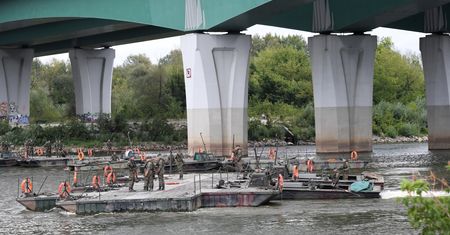 Warszawa. Oczyszczalnia ścieków Czajka. Rozpoczęto budowę mostu pontonowego
