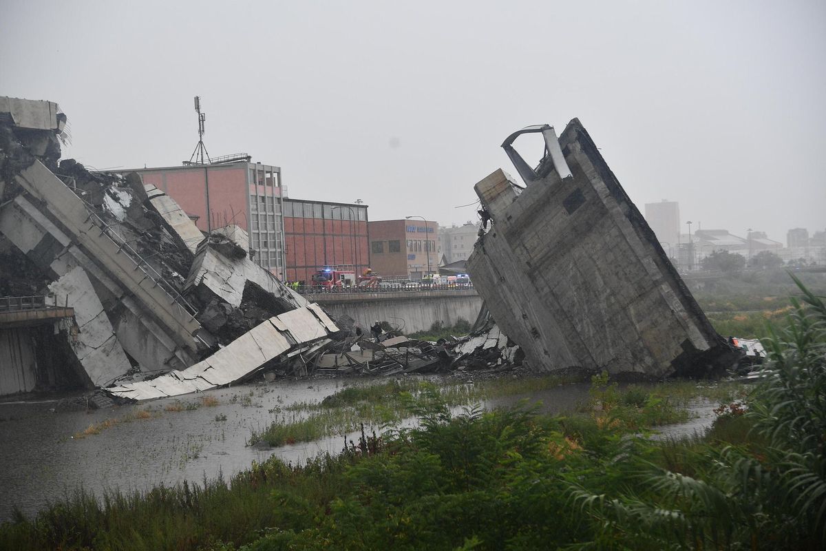 Zawalił się wiadukt w Genui. Służby mówią o dziesiątkach ofiar