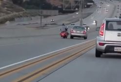 Motocyklista kopnął samochód. Spowodował karambol na autostradzie