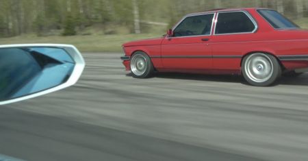 Lamborghini Aventador vs stare BMW. Takiego wyniku żaden z nich się nie spodziewał