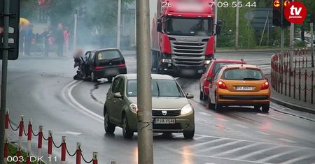 Ciężarówka na czerwonym świetle wjeżdża na skrzyżowanie i uderza w Fiata Seicento