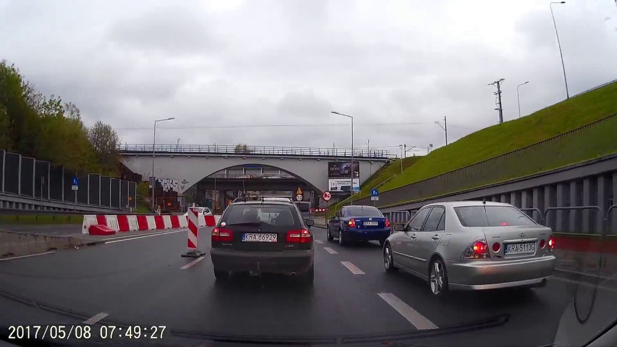 Wzorowa jazda na suwak na polskiej drodze. Z tych kierowców należy brać przykład