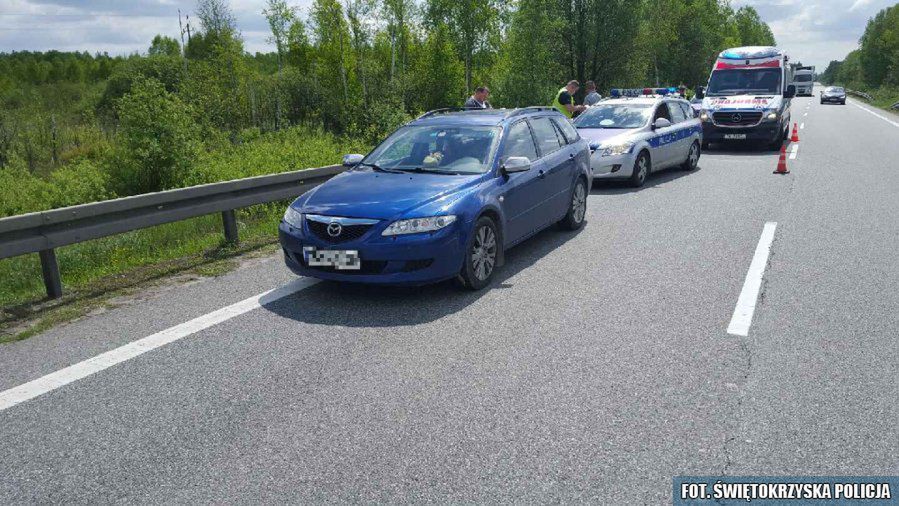 24-latka potrąciła policjanta i przez kilkanaście kilometrów "wiozła" go na masce samochodu