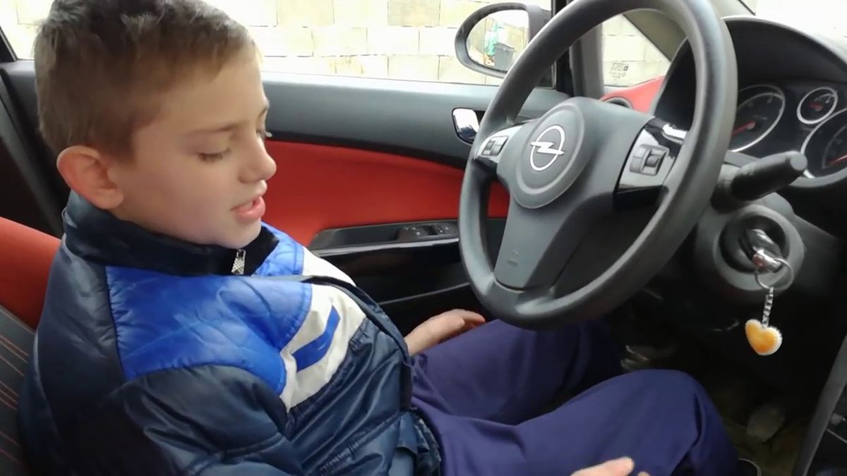 Dziecko za kierownicą i pierwsze lekcje jazdy. Umiejętności chłopca robią wrażenie