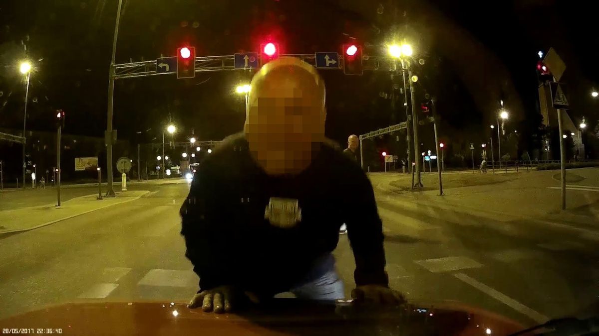 Radom: mężczyzna podbiegł do samochodu stojącego na światłach i... przestawił go