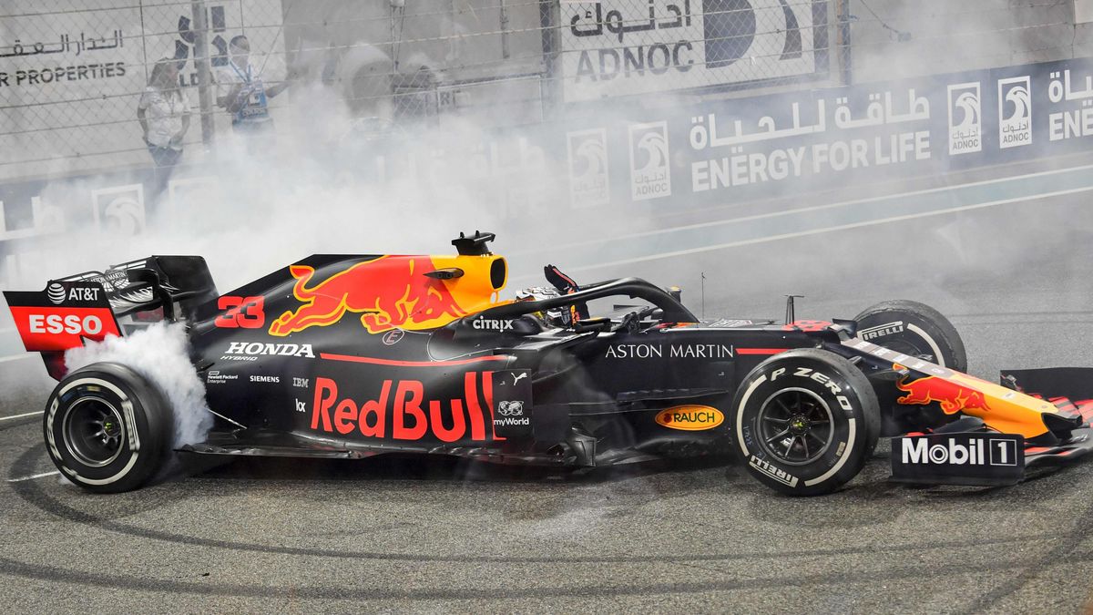 Aston Martin jest również zaangażowany w wyścigi Formuły 1, jako sponsor tytularny trzeciego w ubiegłorocznym rankingu konstruktorów zespołu Red Bull Racing.