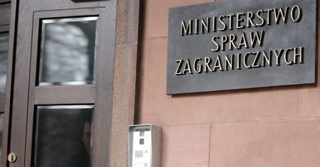 Manifestacja przed ambasadą w Kijowie. MSZ reaguje na spalenie polskiej flagi