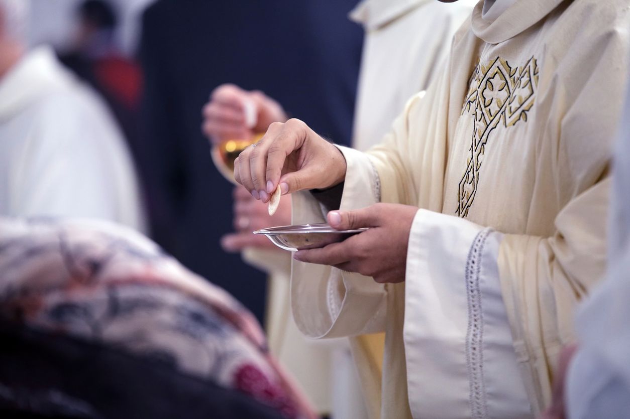 Episkopat ostrzega przed koronawirusem. Księża edukują wiernych na niedzielnych mszach