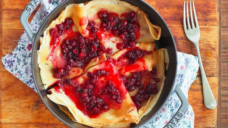 Naleśniki Pierre Hermé z karmelizowaną leśną żurawiną. Królewskie śniadanie lub podwieczorek