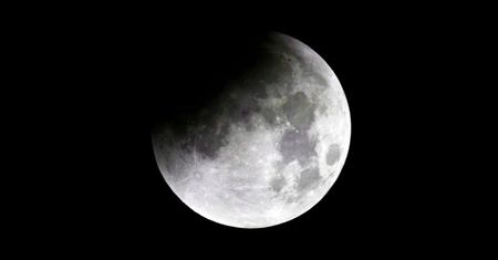 Chiński Chang'e 4 dotarł na orbitę Księżyca. Niebawem wyląduje na "ciemnej stronie"
