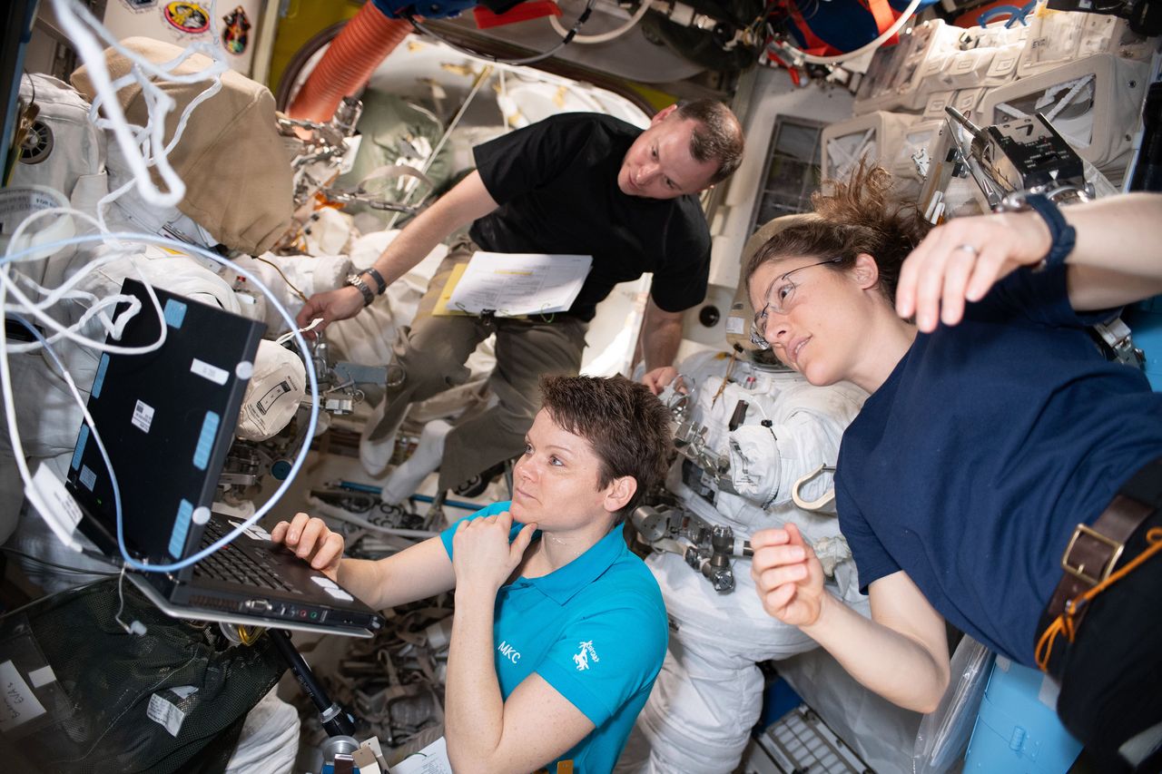 NASA rezygnuje z kosmicznego spaceru kobiet. Powód jest kuriozalny