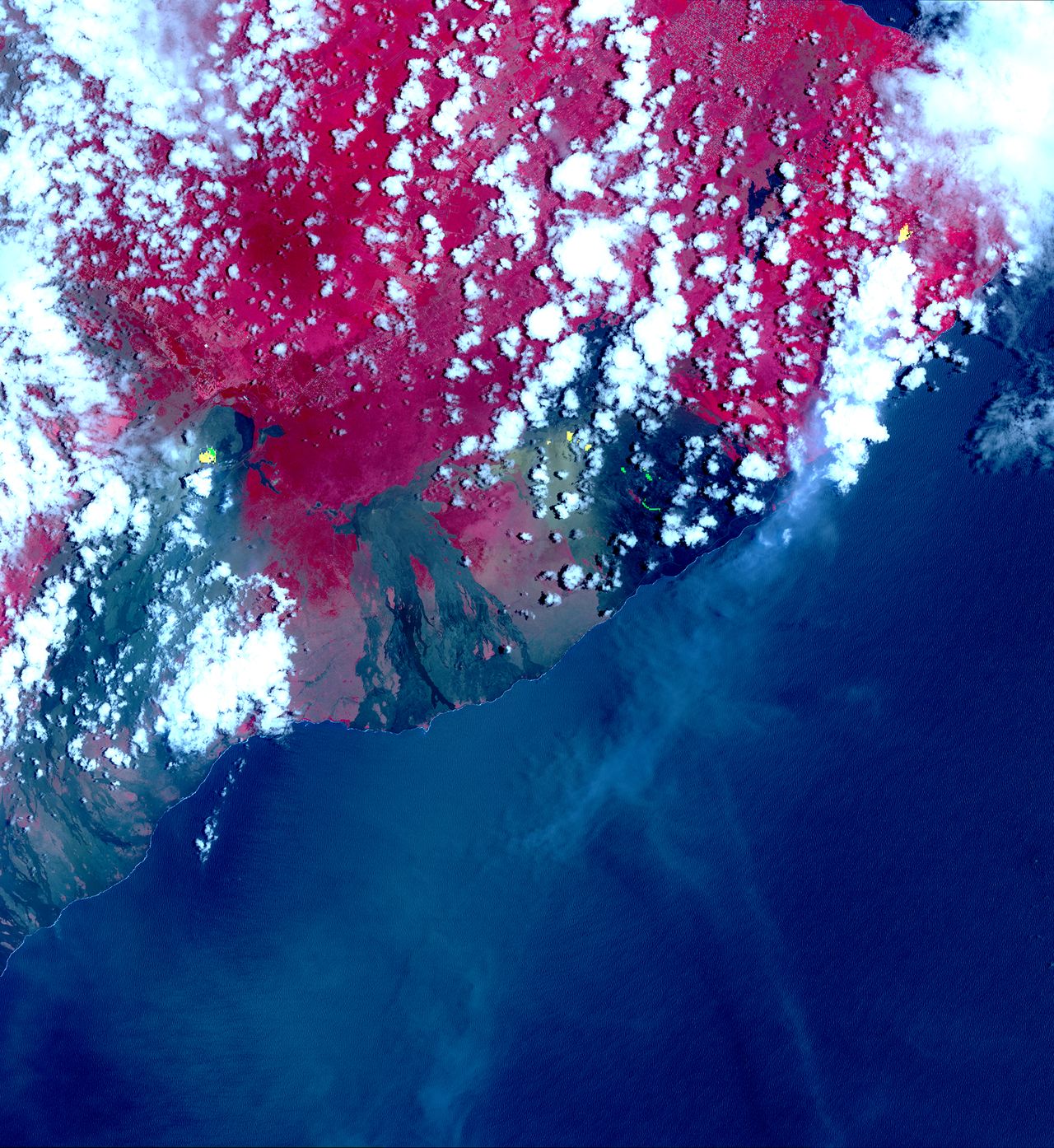 NASA udostępnia zdjęcia satelitarne z erupcji wulkanu. Pokazują rozmiar kataklizmu