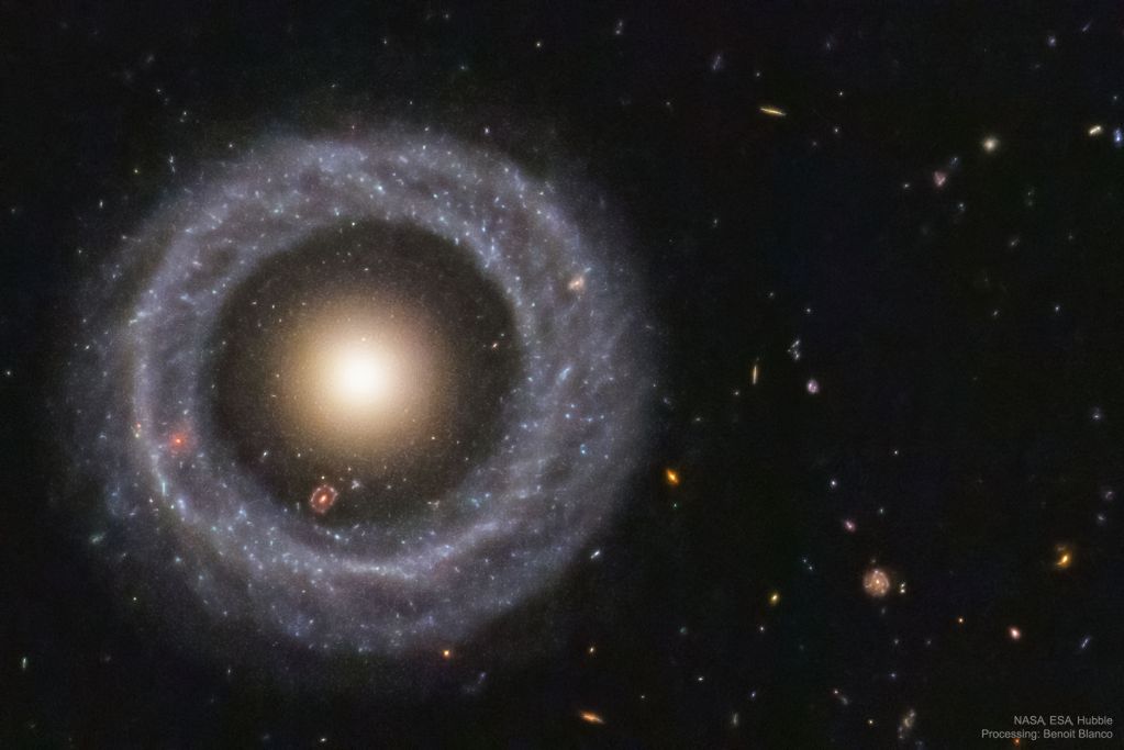NASA: Obiekt Hoaga i niezwykła galaktyka wewnątrz...dwóch innych. Naukowcy nie wiedzą jak powstała