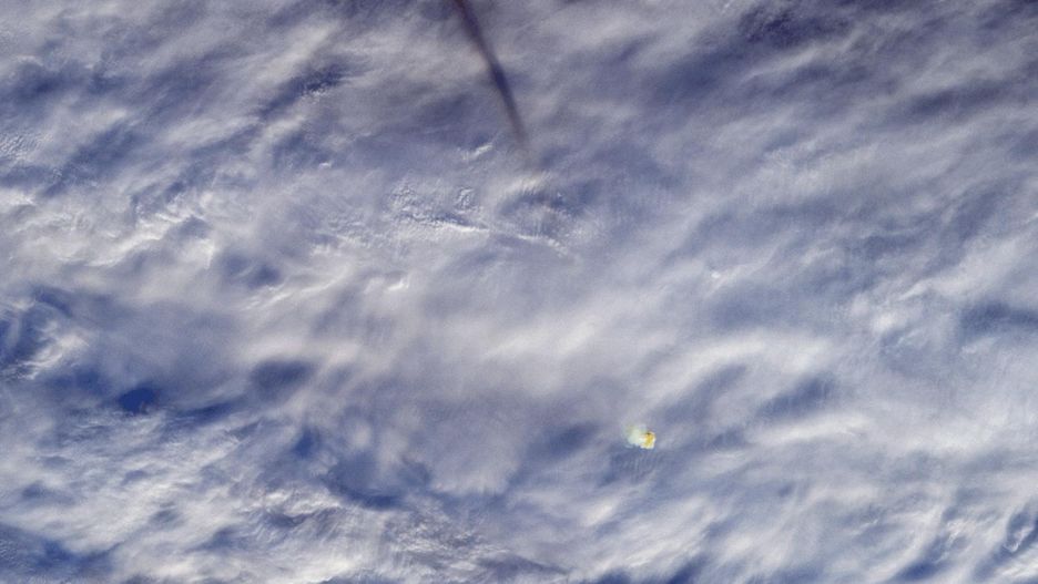 Na zdjęciu można zaobserwować meteoryt oraz jego ślad