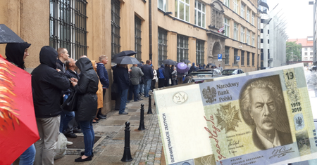 NBP wypuścił banknot 19-złotowy. Deszcz nie wystraszył kolekcjonerów