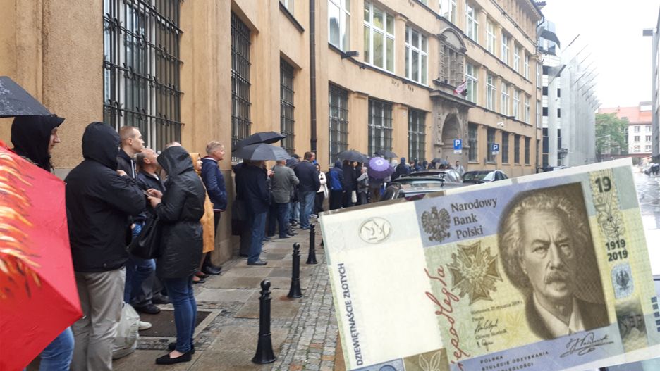 Deszcz nie odstraszył chętnych. Kolekcjonerzy w środę rano ustawili się przed regionalnymi oddziałami NBP. Wszystko po to, by zdobyć banknot kolekcjonerski.