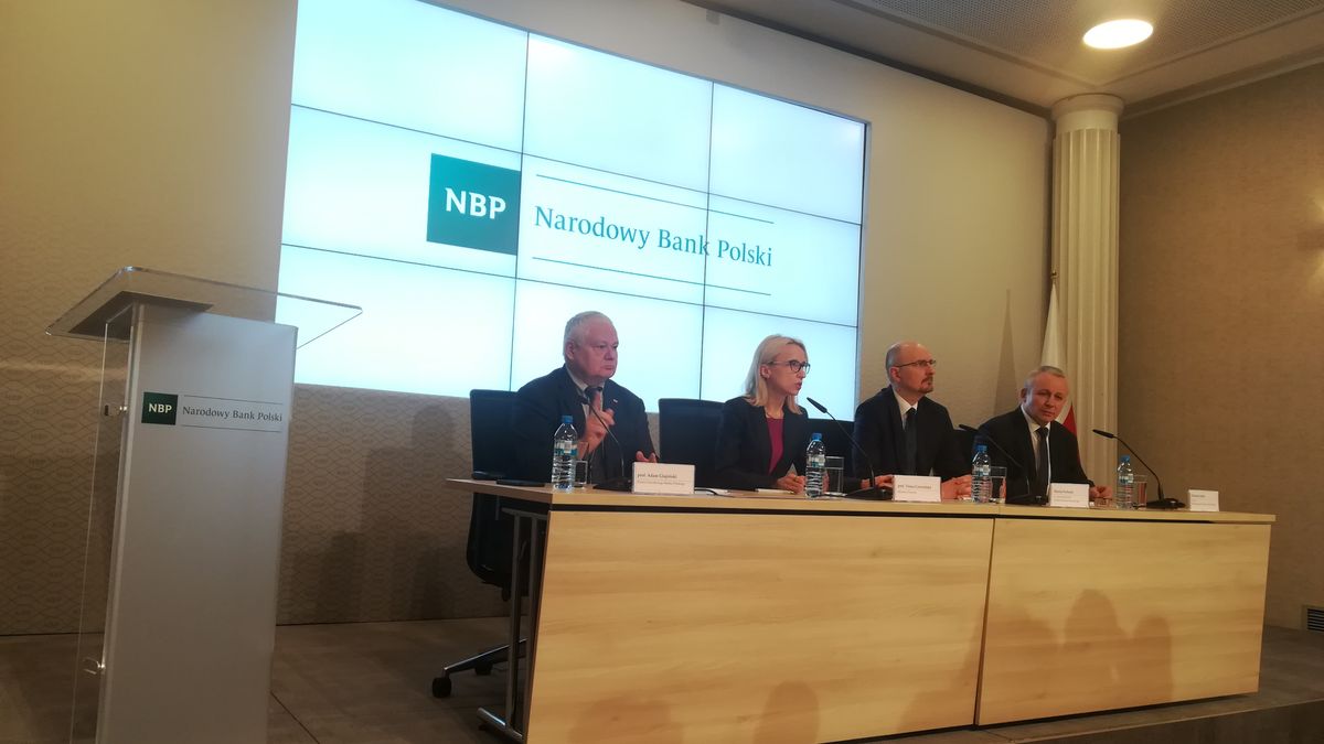 NBP przeprowadził ankietę wśród analityków.