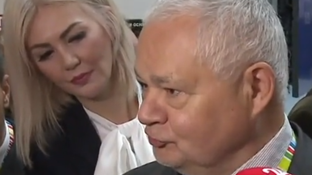 Temat zarobków współpracowniczki prezesa Glapińskiego nie schodzi od kilku dni z medialnych czołówek