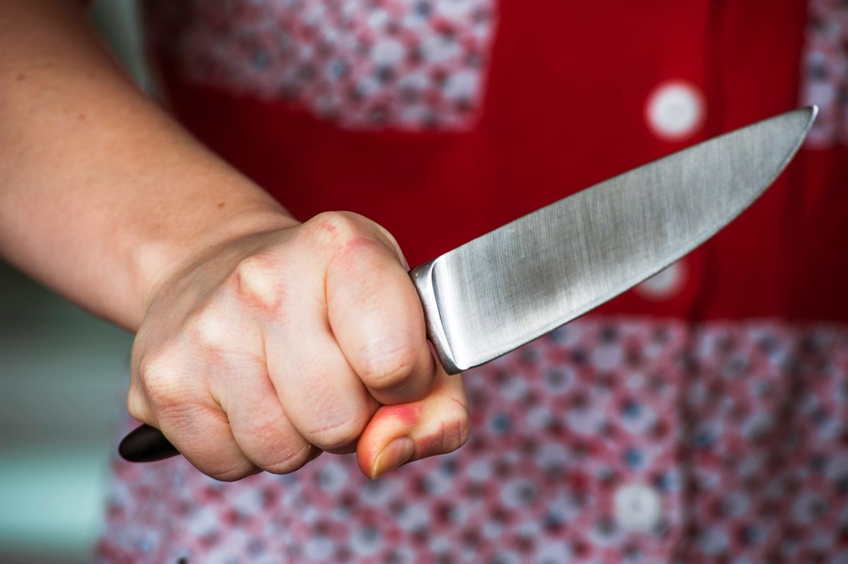 Suwałki. Kobieta ugodziła nożem partnera, 24-latek nie żyje