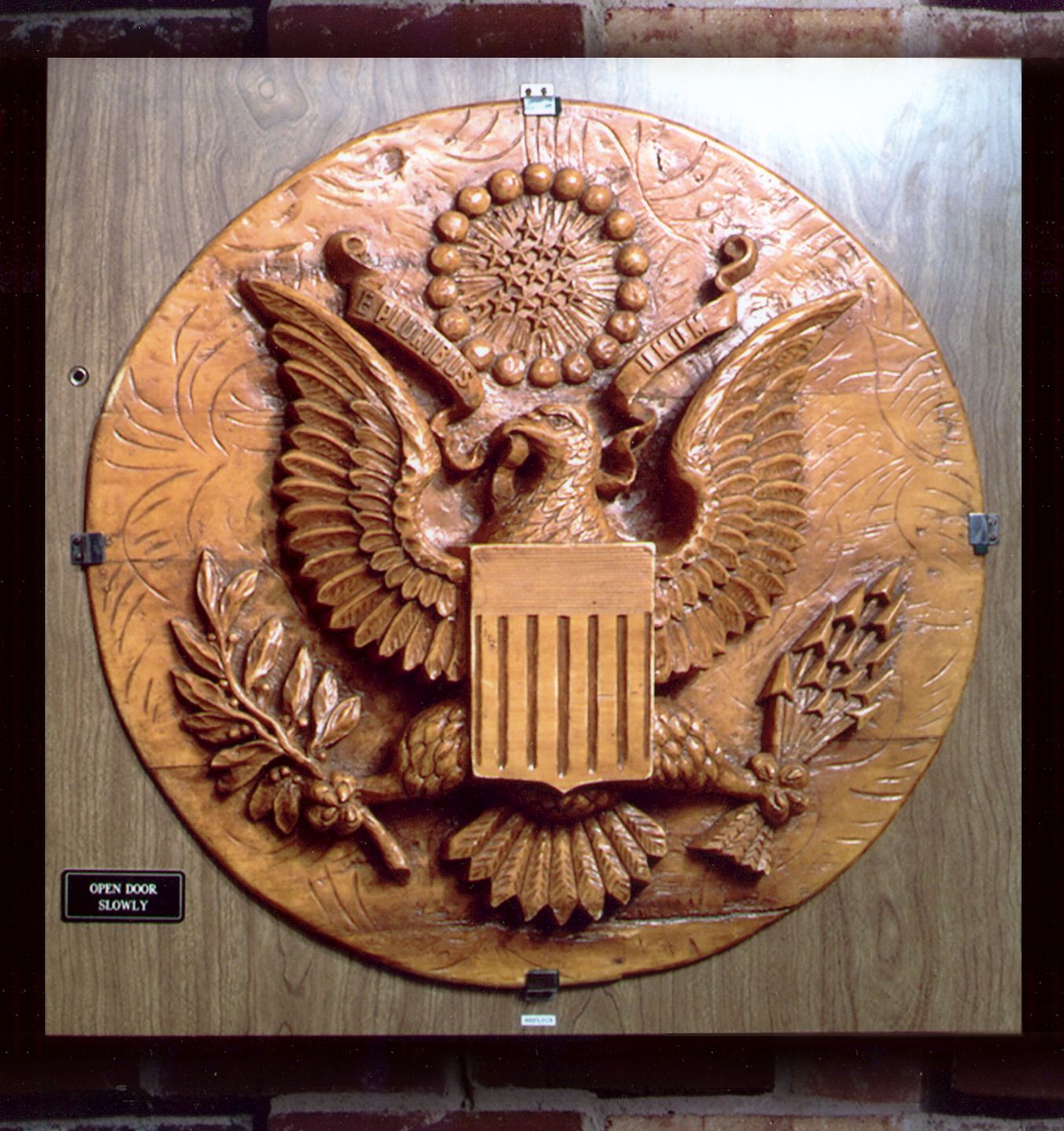 Nadajnik podsłuchowy wbudowany w godło USA z czasów zimnej wojny skonstruowany przez Lwa Termena, dziś w zbiorach NSA. 