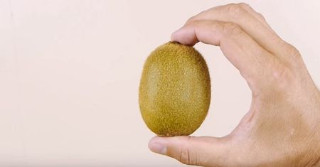 Jeśli masz problem z obieraniem kiwi lub mango, trafiłeś w dobre miejsce. Pokażemy Ci przydatny trik