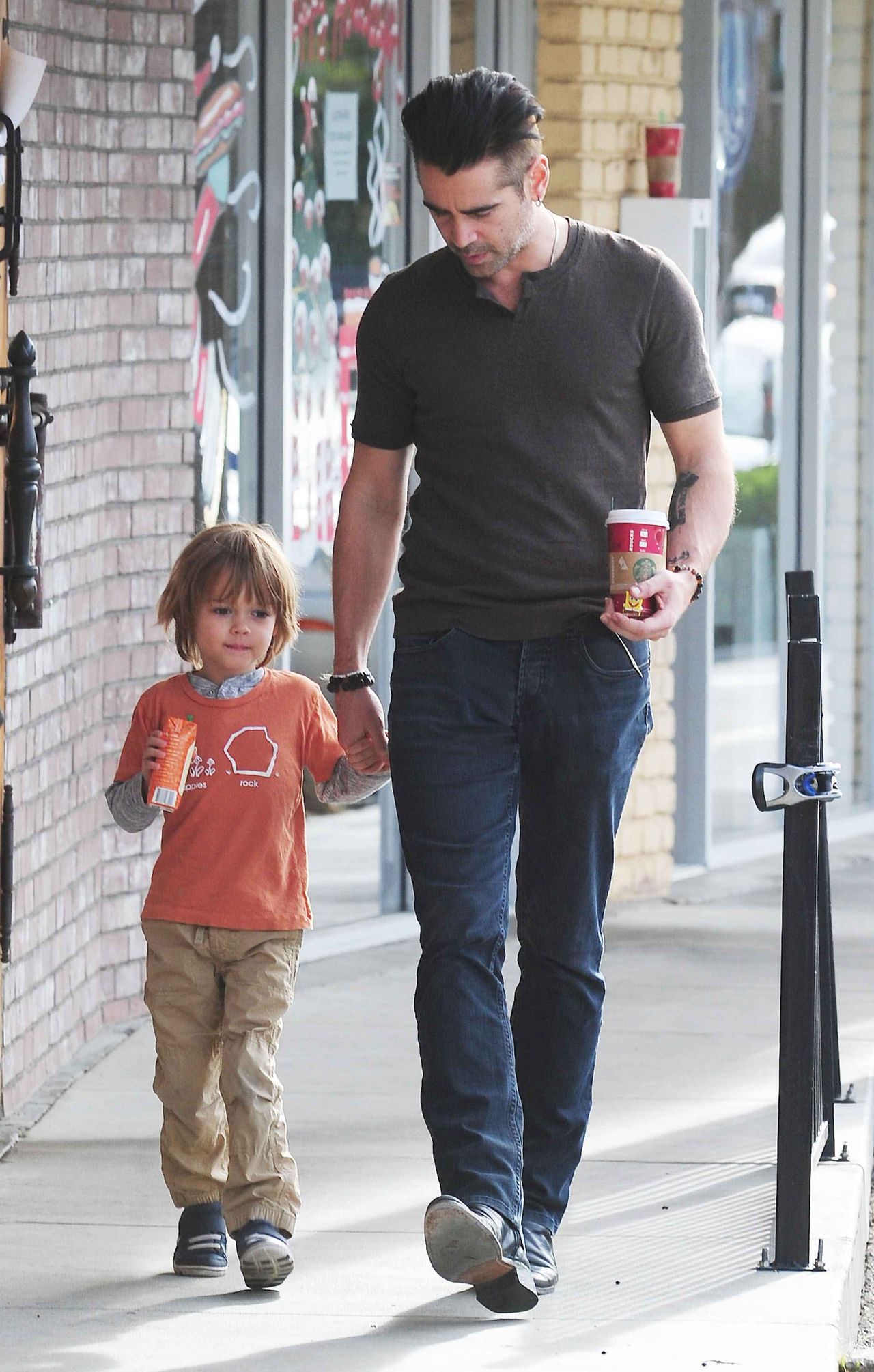 18.DEC.2013 - BEVERLY HILLS - USA

*** EXCLUSIVE PICTURES ***

IRISH ACTOR COLIN FARRELL TAKES HIS SON HENRY CHRISTMAS SHOPPING IN BEVERLY HILLS

BYLINE MUST READ : XPOSUREPHOTOS.COM

***UK CLIENTS - PICTURES CONTAINING CHILDREN PLEASE PIXELATE FACE PRIOR TO PUBLICATION ***

**UK CLIENTS MUST CALL PRIOR TO TV OR ONLINE USAGE PLEASE TELEPHONE  44 208 370 0291**