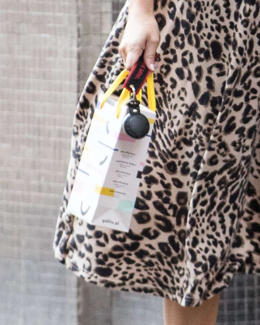 Ola Kwaśniewska w sukience w panterkę na zakupach