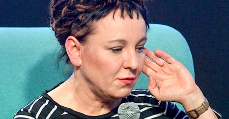 Bandyci wtargnęli do domu Olgi Tokarczuk. Okradli Noblistkę. Jak tak można?!