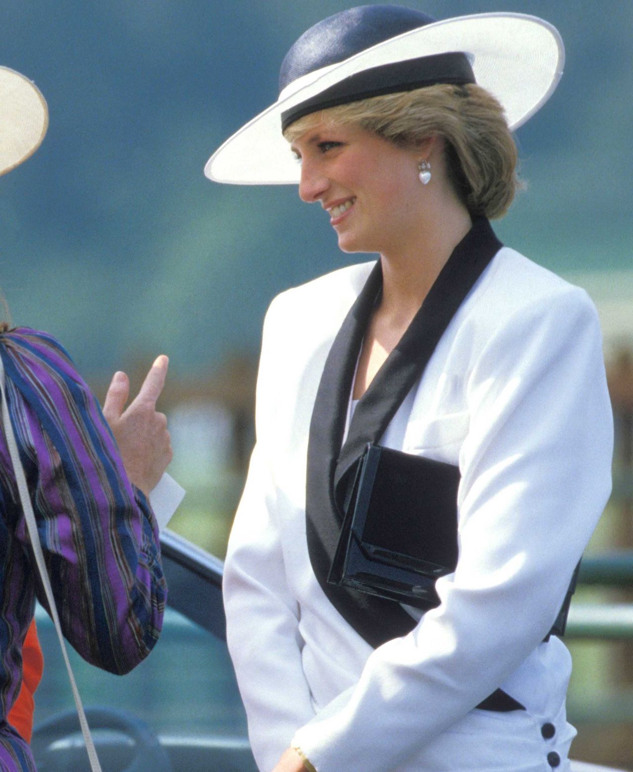 Księżna Diana w biało-granatowym komplecie