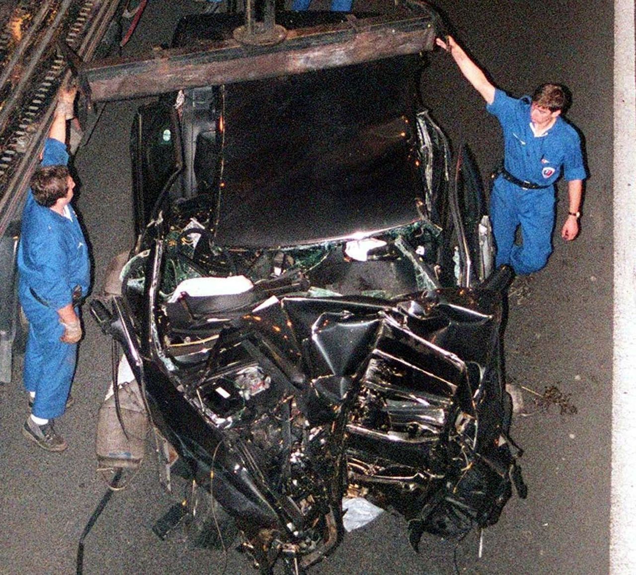Zdjęcie samochodu po wypadku księżnej Diany