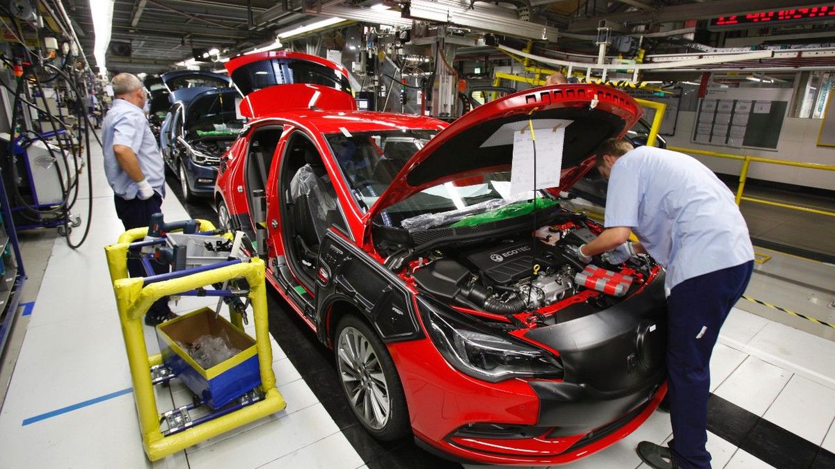 Opel w Gliwicach już planuje cięcia. Nie on jeden. Fabryki w całej Polsce dotknął spadek zamówień