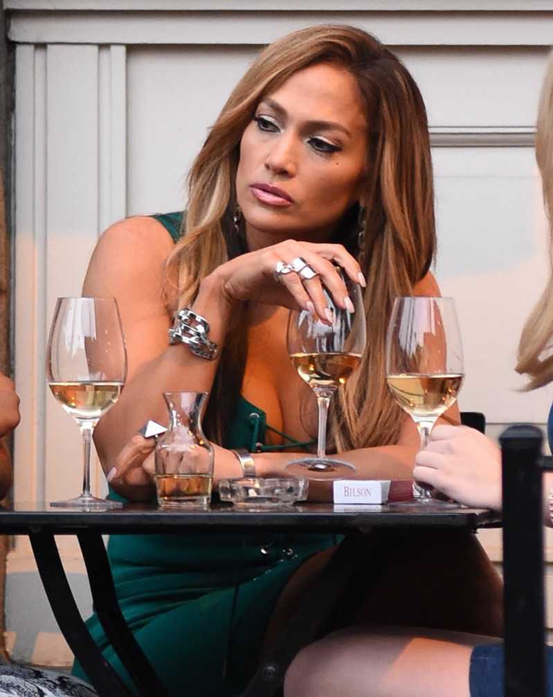 Jennifer Lopez z lampką wina
