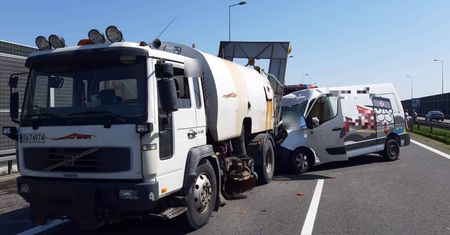 A4. Korek na 10 km. Zderzenie busa i pojazdu obsługi autostrady