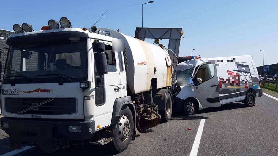 Wypadek na A4. Bus uderzył w pojazd obsługi autostrady