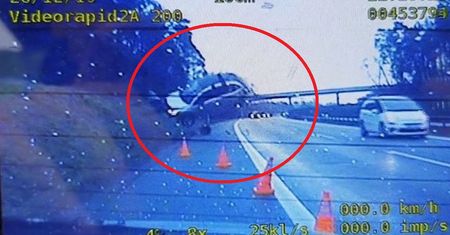 Dwa wypadki na A4. Dachowanie, zderzenie i auto w powietrzu. Nagranie z policyjnej kamery