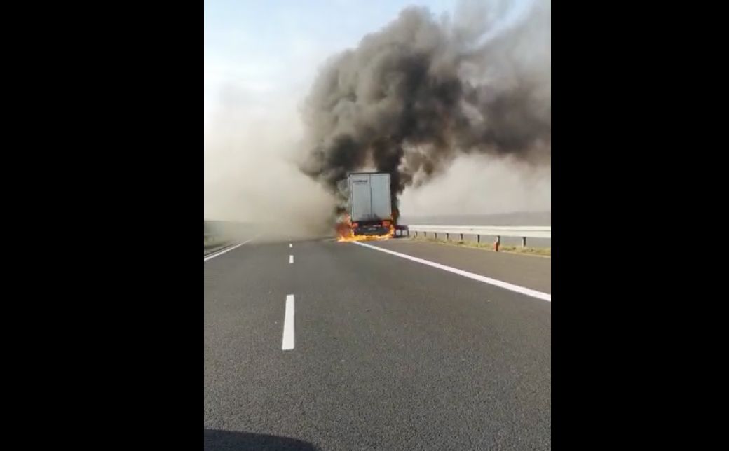 Pożar ciężarówki na A4. W naczepie było drewno