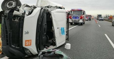 Groźny wypadek na A1 pod Tczewem. Samochód osobowy zderzył się z ciężarówką