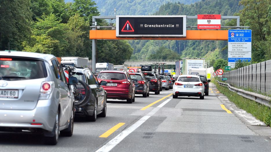 Austria. Autostrady, którymi jeżdżą również Niemcy, są bardziej zakorkowane