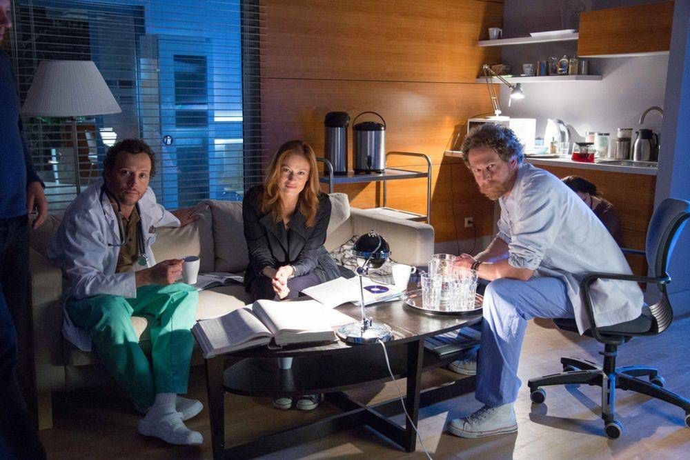 Andrzej Deskur, Magdalena Różczka i Marcin Perchuć na planie serialu Lekarze