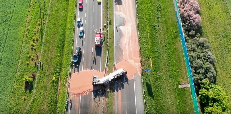 Autostrada A2. Płynna czekolada zastyga na asfalcie. Droga zablokowana