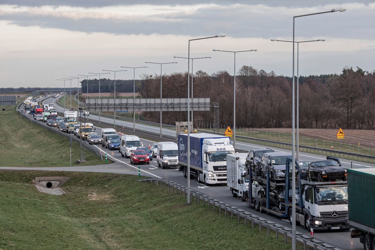 Śmiertelny wypadek na autostradzie A2. Duże utrudnienia