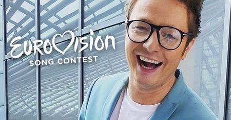 Mateusz Szymkowiak ubrał się w kolory Eurowizji 2021. Ukryty ukłon w stronę konkursu i fanów