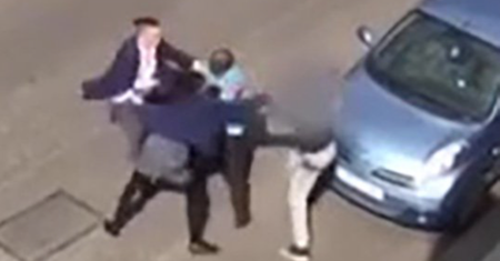Przerażający moment. Uczennica odparła atak nożowników