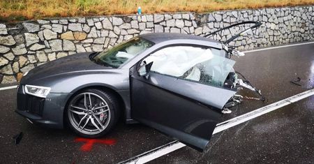 Audi r8 rozerwane po wypadku. Kierowca wyszedł z tego cało