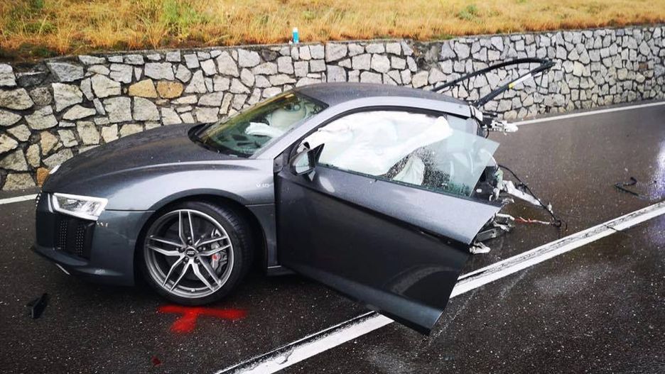 Audi r8 w wyniku kolizji zostało rozerwane na pół
