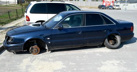 Straż Miejska na wojnie z wrakami na ulicach Bełchatowa