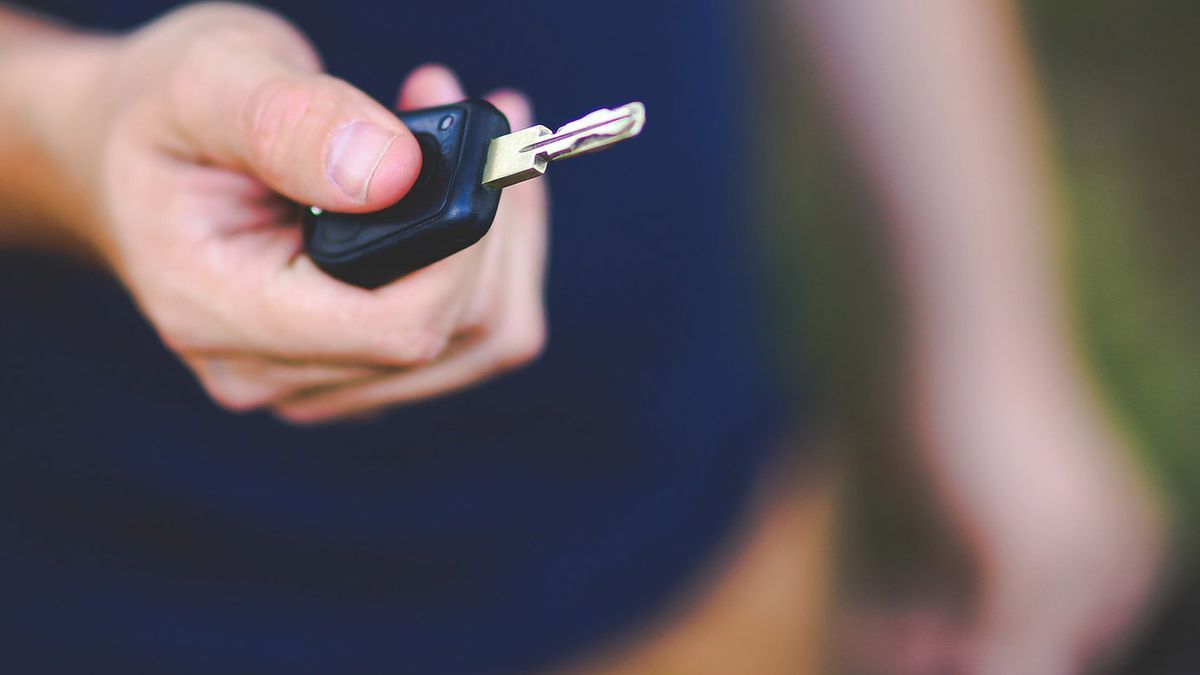 Sprzedaż pojazdu osobowego odbywa się na podstawie umowy kupna-sprzedaży