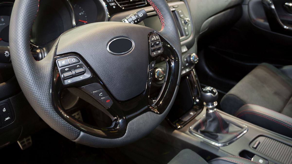 BMW i Opel zapowiadają obniżenie wymiaru pracy i wynagrodzeń.