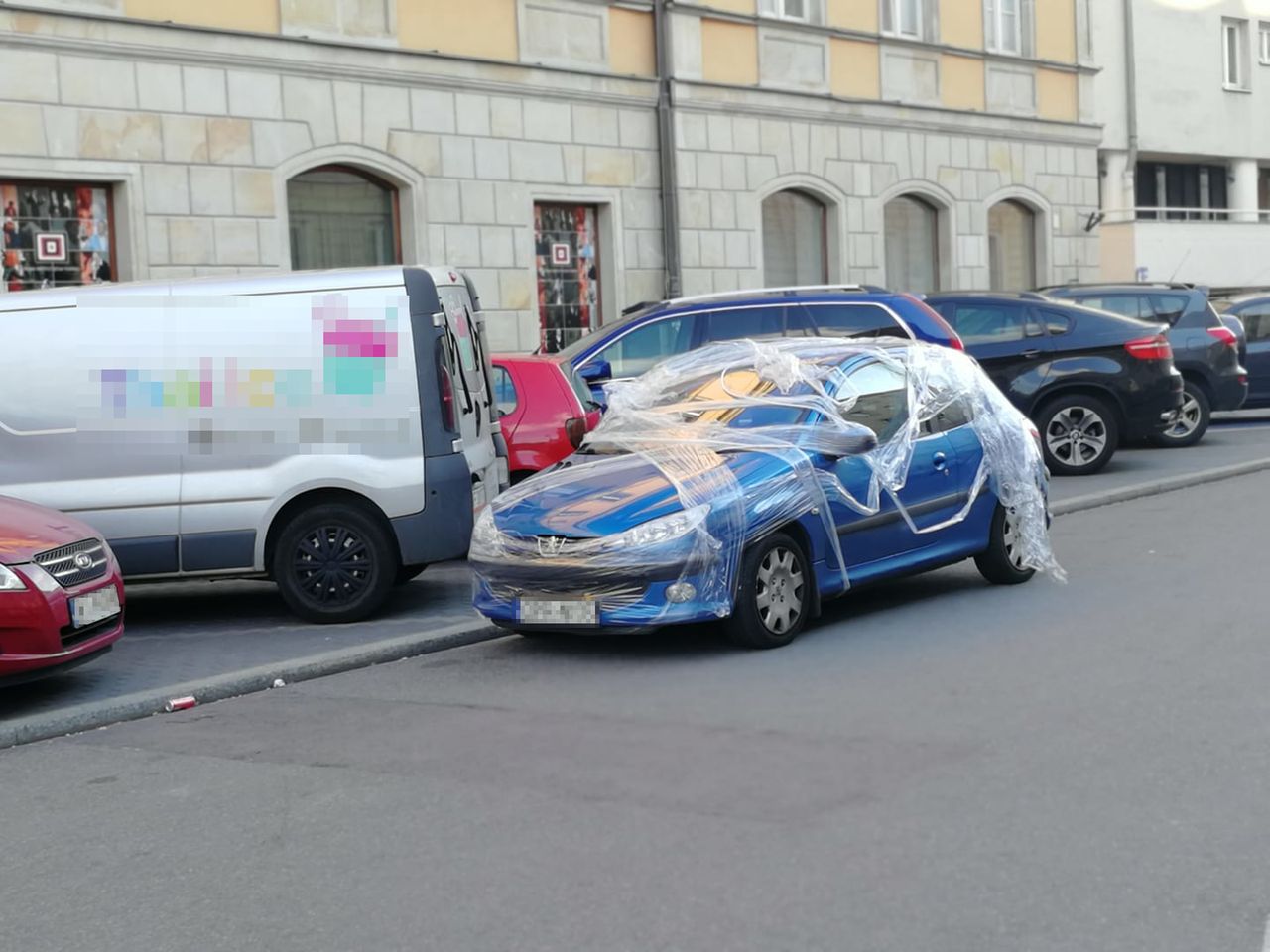 Źle zaparkował i zablokował kilka aut. Kierowcy zemścili się